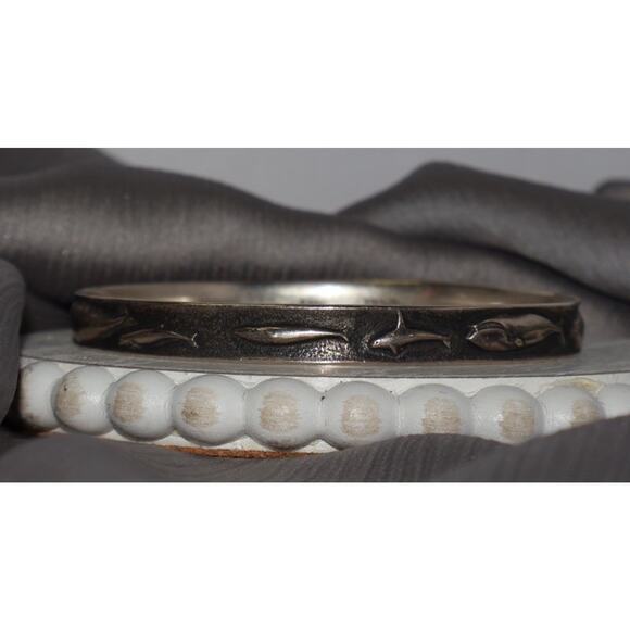 Retired James Avery Sterling Silver Whale Bangle Bracelet 21.6G/8in/7.5mm - Picture 2 of 5